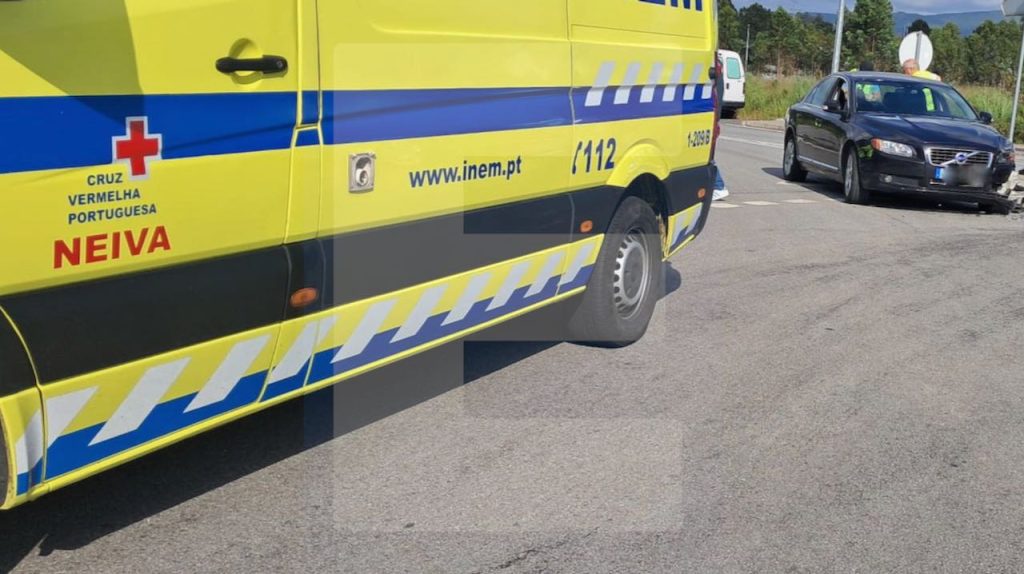 Viana: Acidente a envolver três carro resulta num ferido CVP São Romão do neiva Viana acidente