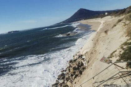 praia areal moledo erosao