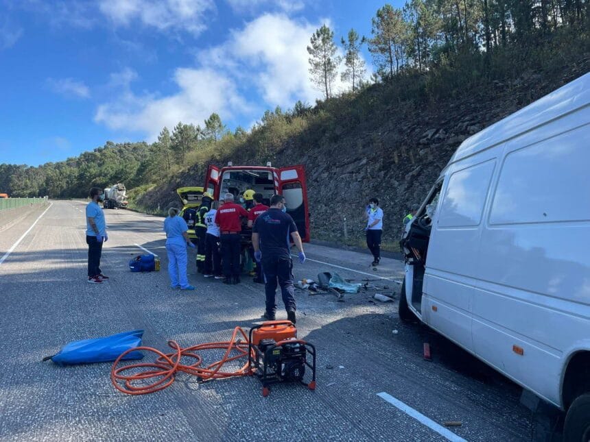 A28: Colisão entre carrinha e camião cisterna faz um ferido grave em Esposende 295859577 379465934226259 6641380960892962225 n