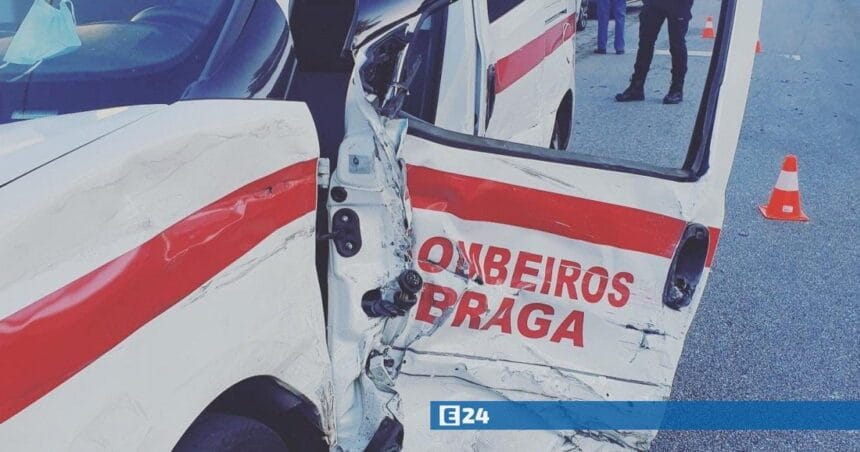 Braga: Condutor embriagado abalroa viatura dos bombeiros 6ED8C8F9 C666 4078 8C0B 537BDC12F9D6 FocusFillWzEyMDAsNjMwLCJ5Iiw0MzVd WaterMarkW251bGxd