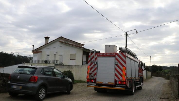Bombeiros de Barcelinhos atacam incêndio urbano E24 incendio cristelo 1 FocusFillWzczNiw0MTQsInkiLDM4XQ