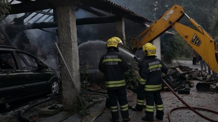 Incêndio urbano destrói coberto e carro em Barcelos Incendios anexo 1 FocusFillWzczNiw0MTQsInkiLDg1XQ