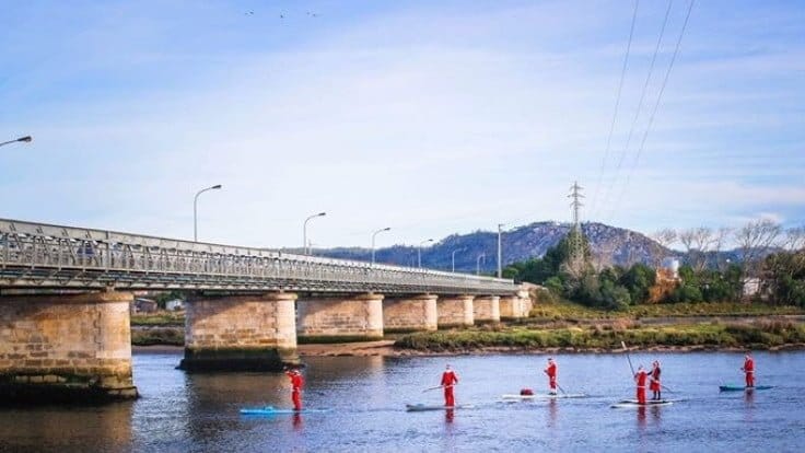 Descer o rio Cávado de paddle vestido de Pai Natal é o desafio em Esposende e24 paddle natal 1 v2 FocusFillWzczNiw0MTQsInkiLDE4XQ