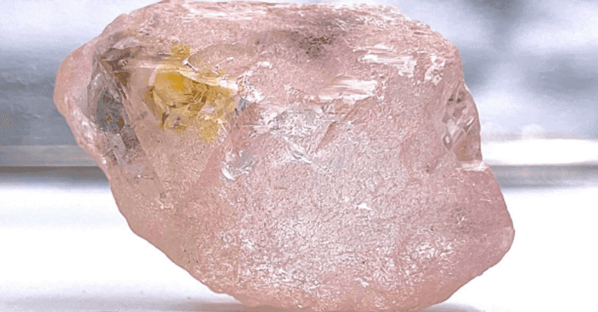 Descoberto em Angola o maior diamante dos últimos 300 anos rosa l