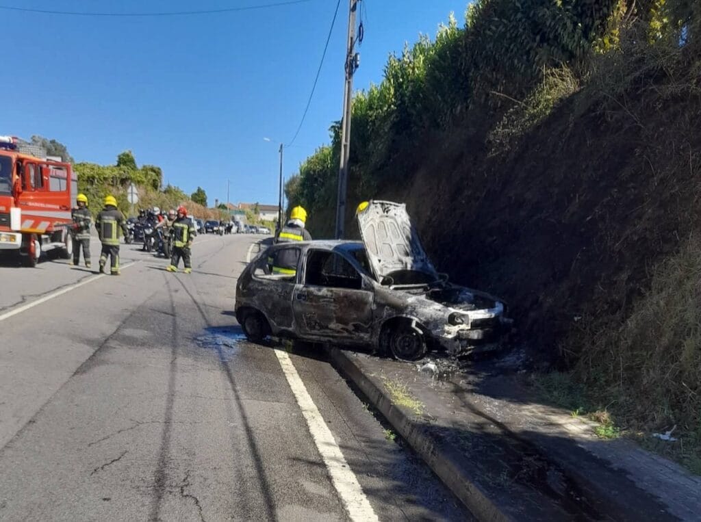EN103: Carro pega fogo e origina despiste em Forjães acidente forjaes 3