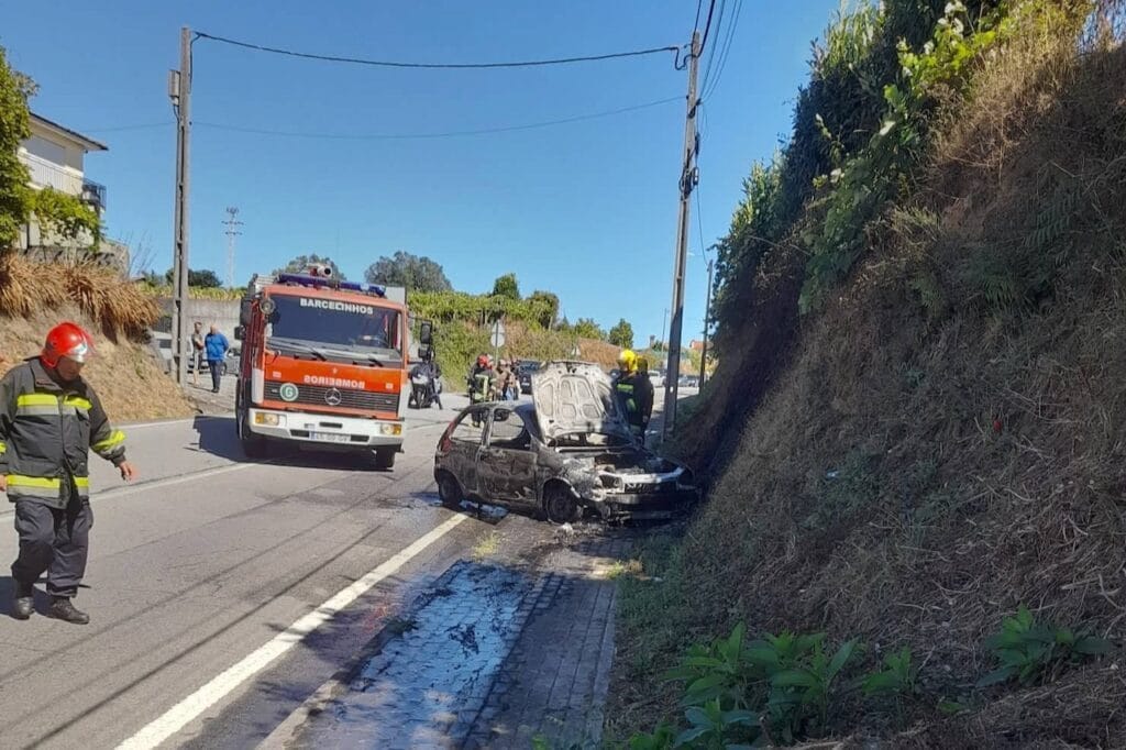 EN103: Carro pega fogo e origina despiste em Forjães acidente forjaes 4
