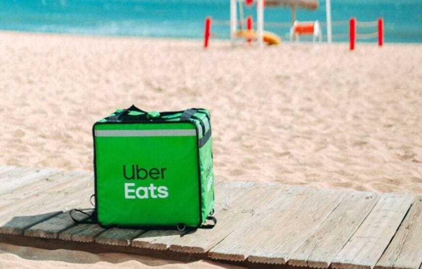 Não quer tirar o pé da areia em Ofir e está com fome? Uber Eats lança pontos de entrega virtuais mais convenientes nas praias uber praia