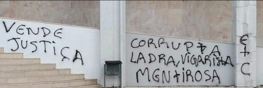 Paredes do Tribunal de Braga vandalizadas com acusação de "juíza corrupta" IMG 4570