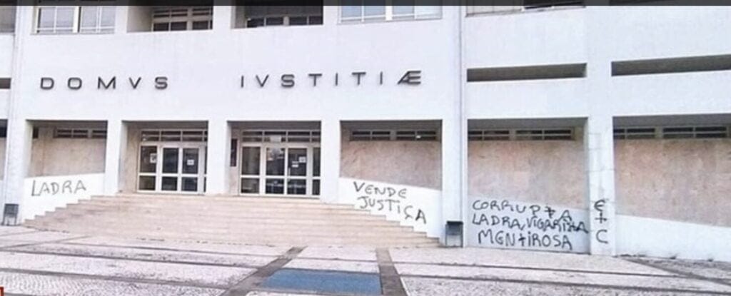 Paredes do Tribunal de Braga vandalizadas com acusação de "juíza corrupta" IMG 4571