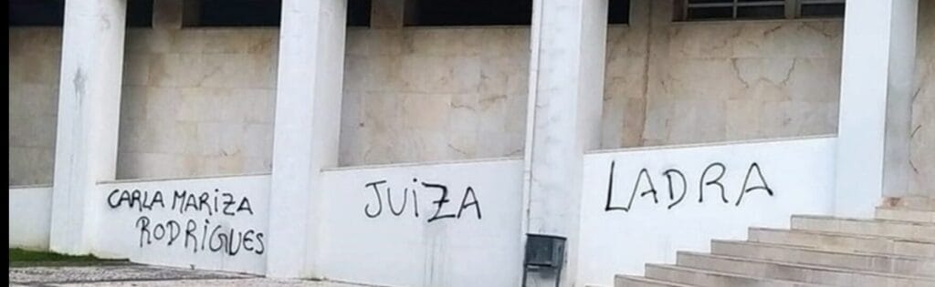 Paredes do Tribunal de Braga vandalizadas com acusação de "juíza corrupta" IMG 4572