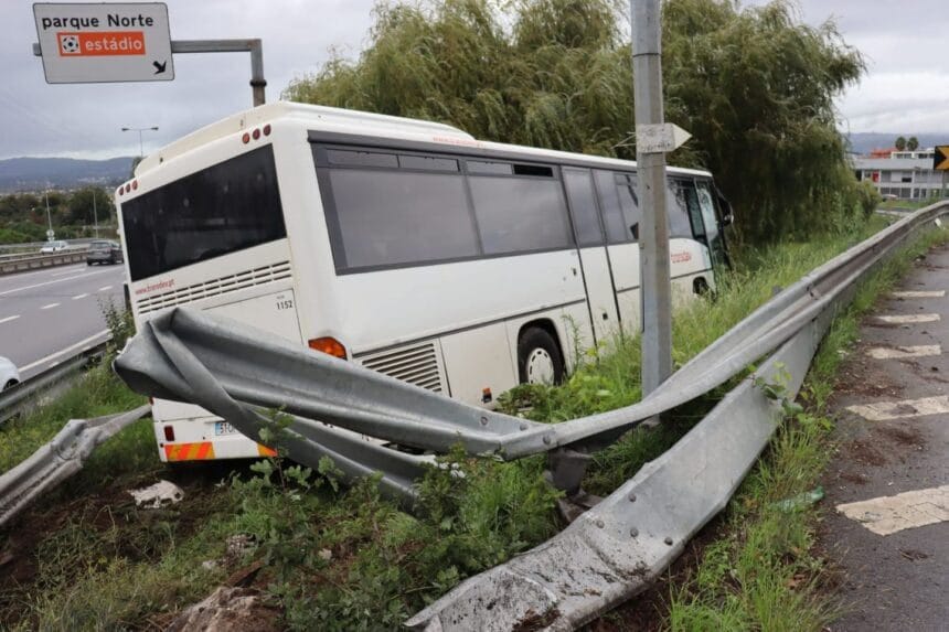 Braga: Autocarro sem passageiros da Transdev entra em despiste na curva de acesso à Cidade Desportiva 311279977 6357195590978468 5765594905270760262 n