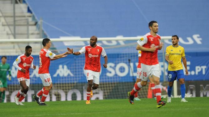 Futebol: SC Braga regressa à normalidade e vence fente ao Estoril EST SCB