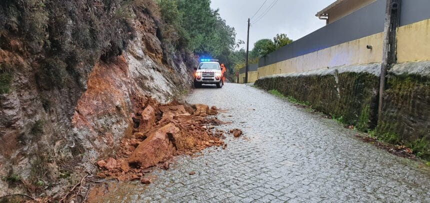 Derrocada e pequenas inundações marcaram dia em Esposende WhatsApp Image 2022 10 28 at 10.55.15