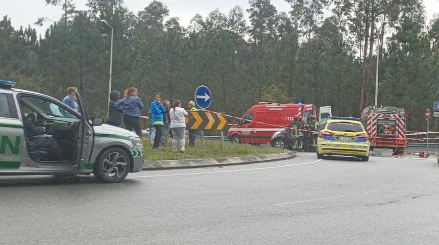 EN103-1: Acidente na rotunda de Vila Cova corta trânsito acidente cova 1