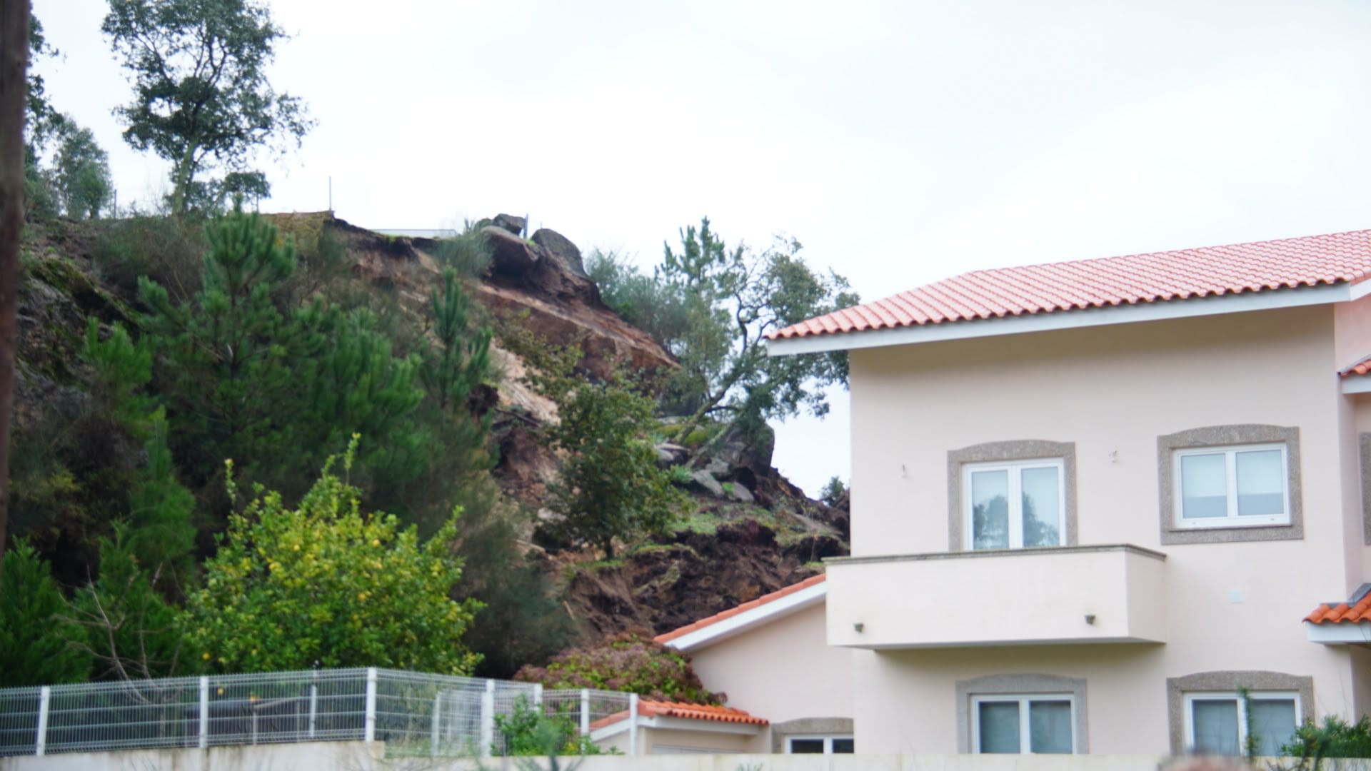 Esposende: Dois mortos em deslizamento de terra em Palmeira de Faro 085AF661 BDCF 425C AC4E EF0192E62E38