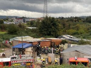 Barcelos: Incêndio destrói barraca em acampamento da comunidade cigana 4978653C AA29 4F13 BA27 3AD22469845A