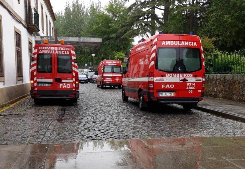 Esposende: Colisão de mota com carro faz dois feridos em Paredes A28 acidente esposende ferido