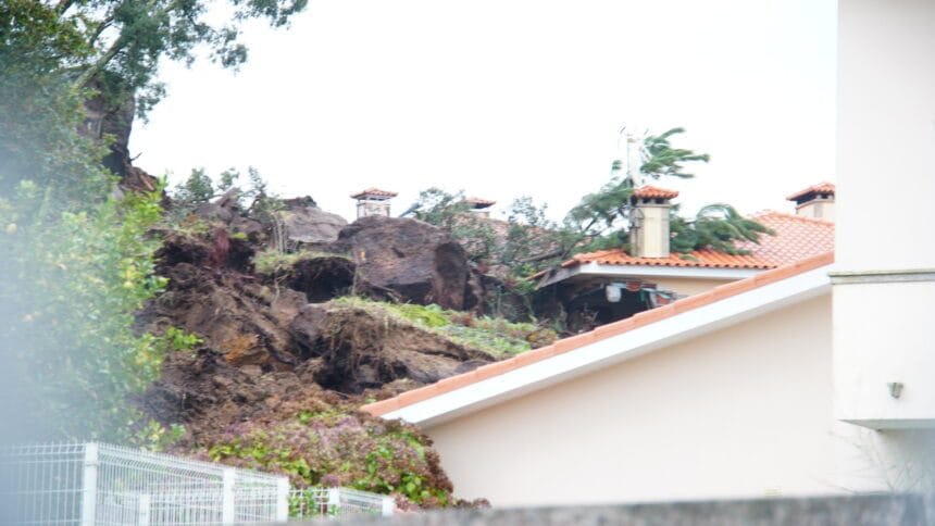 Esposende: Dois mortos em deslizamento de terra em Palmeira de Faro E4080C02 DB8E 47D0 8C29 31F2EB8E01B7