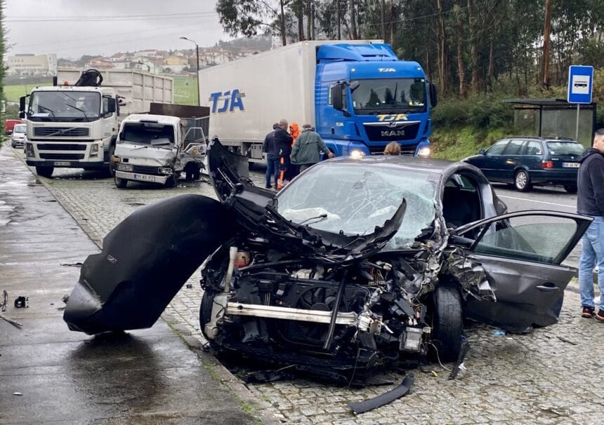 EN205: Violenta colisão faz quatro feridos em Laúndos 76B7862F 5E37 45DF 8601 280E64F47259