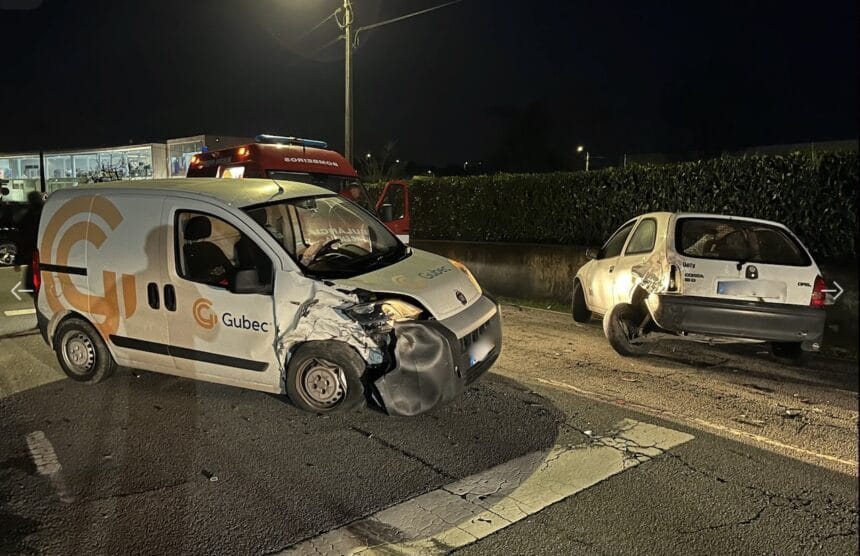 EN103-1: Atropelamento seguido de colisão entre dois carros faz um ferido grave em Barcelos acidente perelhal 1