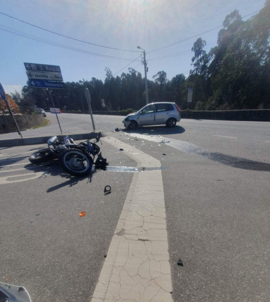 EN103: Violenta colisão entre carro e mota faz um ferido em Esposende 745DCD3C A0E9 40B2 A0BB 57B1E9FE2ECE e1676731339661