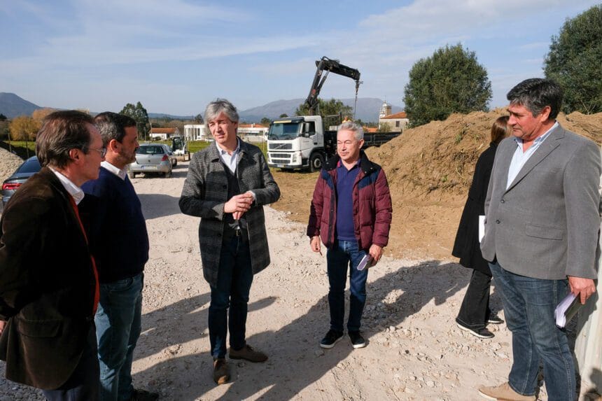 VIana: Investimento de 2,3 milhões de euros no alargamento da rede de saneamento em Deão e Deocriste beneficia 359 habitações ABELO1898