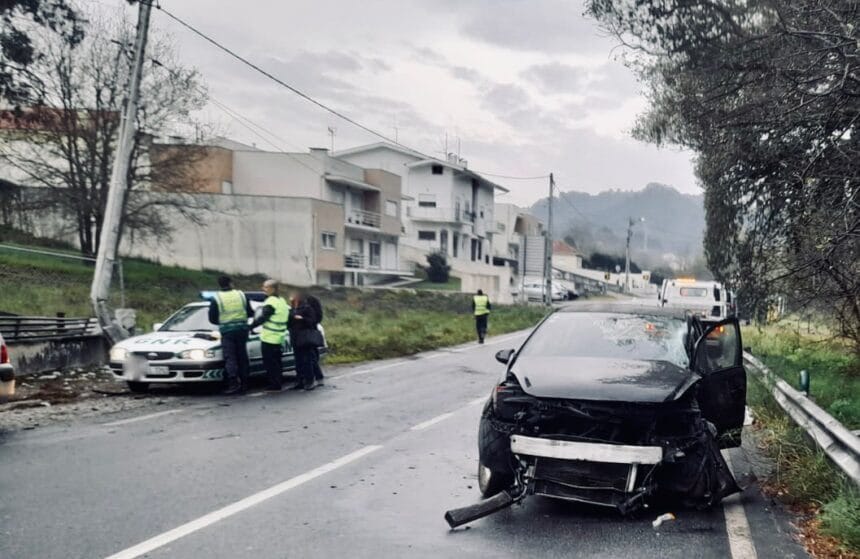 EN13: Despiste de carro em Antas condicionou o trânsito Acidente Antas 2