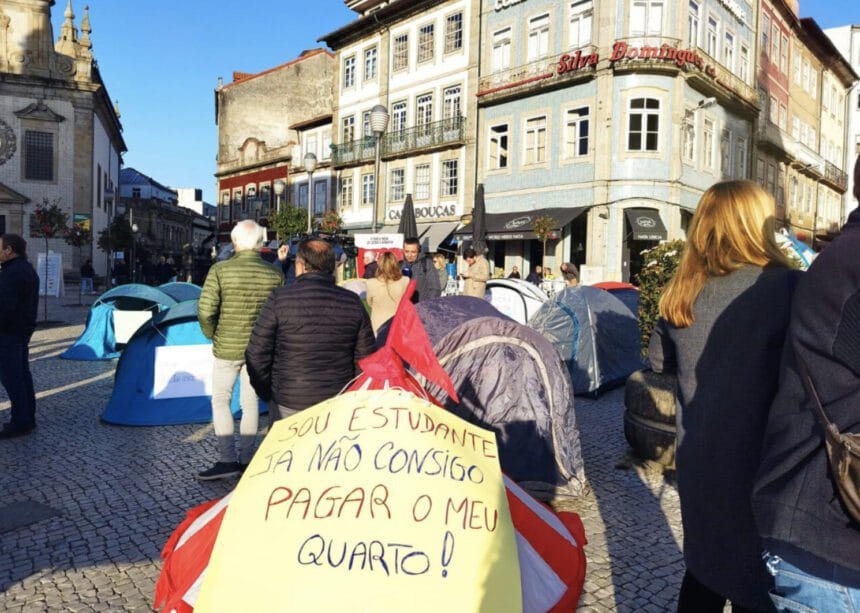Braga: Acampados pelo direito à habitação em frente ao Banco de Portugal Captura de ecra 2023 02 16 as 13.49.11