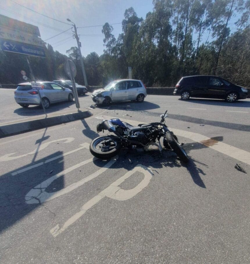EN103: Violenta colisão entre carro e mota faz um ferido em Esposende EEB60C8F BF01 4F00 A779 5D4A3243BCE5 e1676731405104