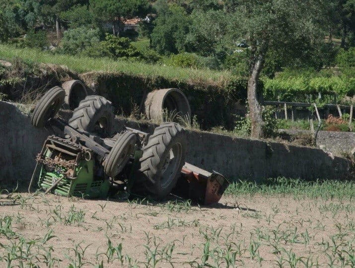 Minho: Dois acidentes com tratores resultam numa morte e um ferido tratores capotado ponte de lima