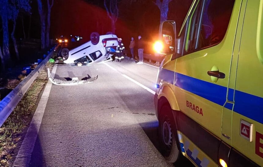 Braga: Aparatoso acidente na Falperra com condutor em fuga acidente braga falperra 1