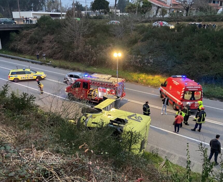 EN101: Dois feridos após colisão de "trator" de camião com carro na Variante de Prado acidente vila verde 1 1