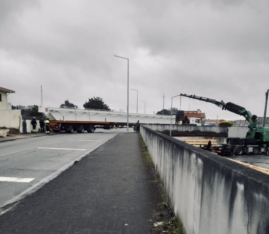 EN103-1: Estrutura metálica obriga ao corte de trânsito em Esposende 39A1F46C FB9E 45DA 862F B497B92621B5