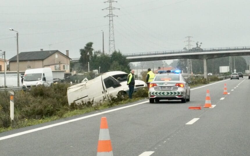 A28: Carrinha "cai" ao talude após despiste perto do nó de Amorim A28 Acidente Carrinha 1