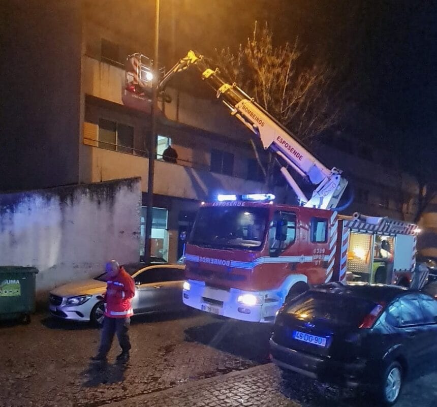 Esposende: Bombeiros resgatam senhora que caiu em casa e ficou incontactavel BVE resgate 1