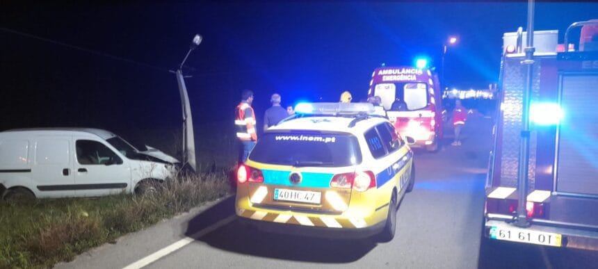 EN13: Despiste na "13" contra poste em Esposende faz um ferido WhatsApp Image 2023 03 15 at 20.32.04 3