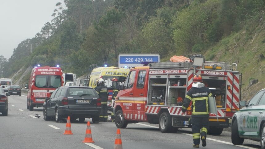 A28: Duas vítimas após colisão entre carro e carrinha em Esposende acidente A28 esposende 4