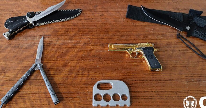 GNR: Suspeito de ameaças tinha soqueira e réplica de pistola em casa apreensao 1