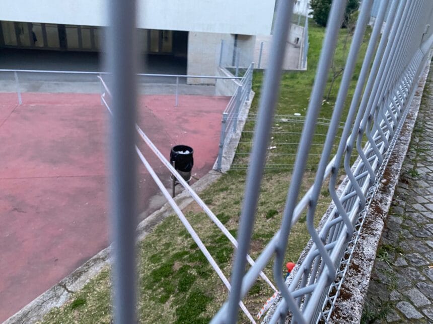 Braga: Criança de dez anos ferida após ter perfurado o antebraço após queda sobre a vedação da escola crianca ferida 1