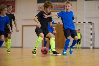 crianca futsal