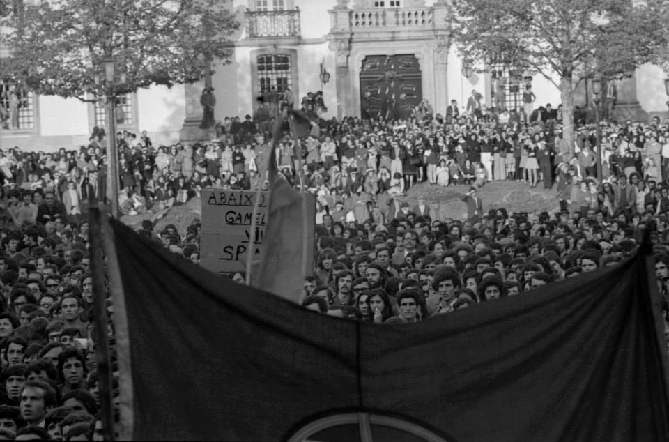 Braga: Fotografias de José Delgado mostram os dias pós 25 de abril na capital do Minho 10153196 648399905226941 2835118459174957414 n