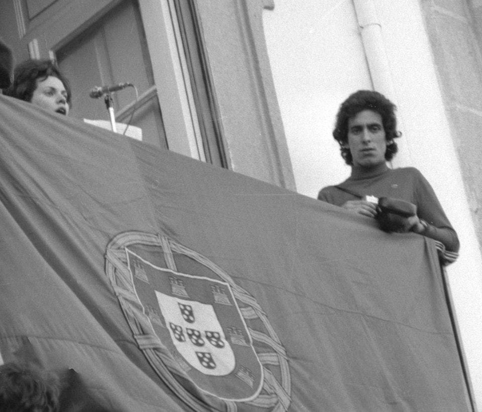 Braga: Fotografias de José Delgado mostram os dias pós 25 de abril na capital do Minho 10155220 648871205179811 604867847339940841 n