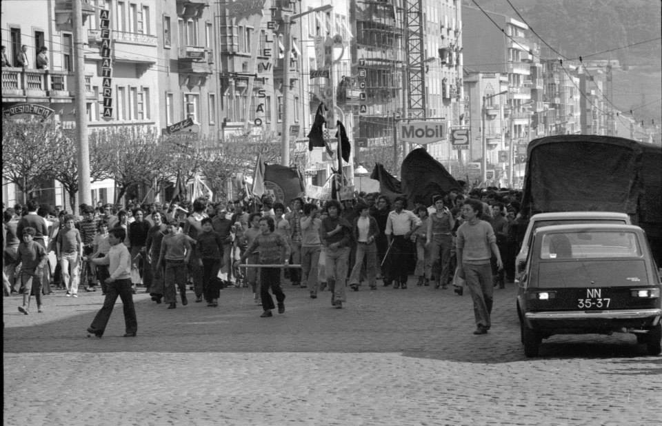Braga: Fotografias de José Delgado mostram os dias pós 25 de abril na capital do Minho 10169420 648408881892710 4843002244691361677 n 1