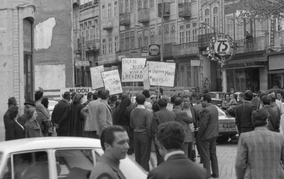 Braga: Fotografias de José Delgado mostram os dias pós 25 de abril na capital do Minho 10171794 648890625177869 2547056616412214186 n