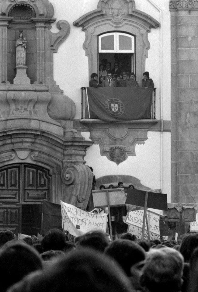 Braga: Fotografias de José Delgado mostram os dias pós 25 de abril na capital do Minho 10245524 648393231894275 9069178265232013507 n