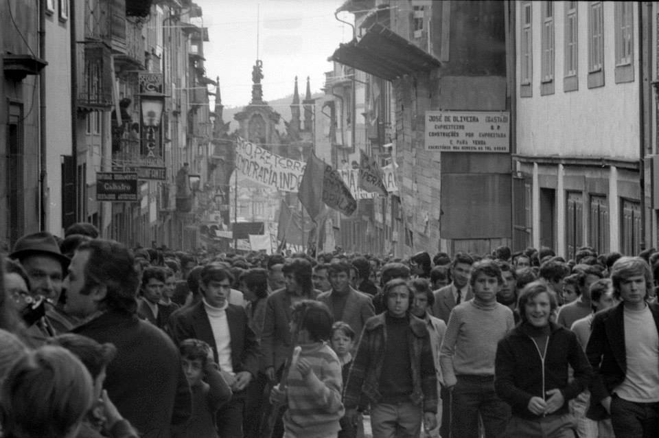 Braga: Fotografias de José Delgado mostram os dias pós 25 de abril na capital do Minho 10246355 648889991844599 8556098006276521979 n