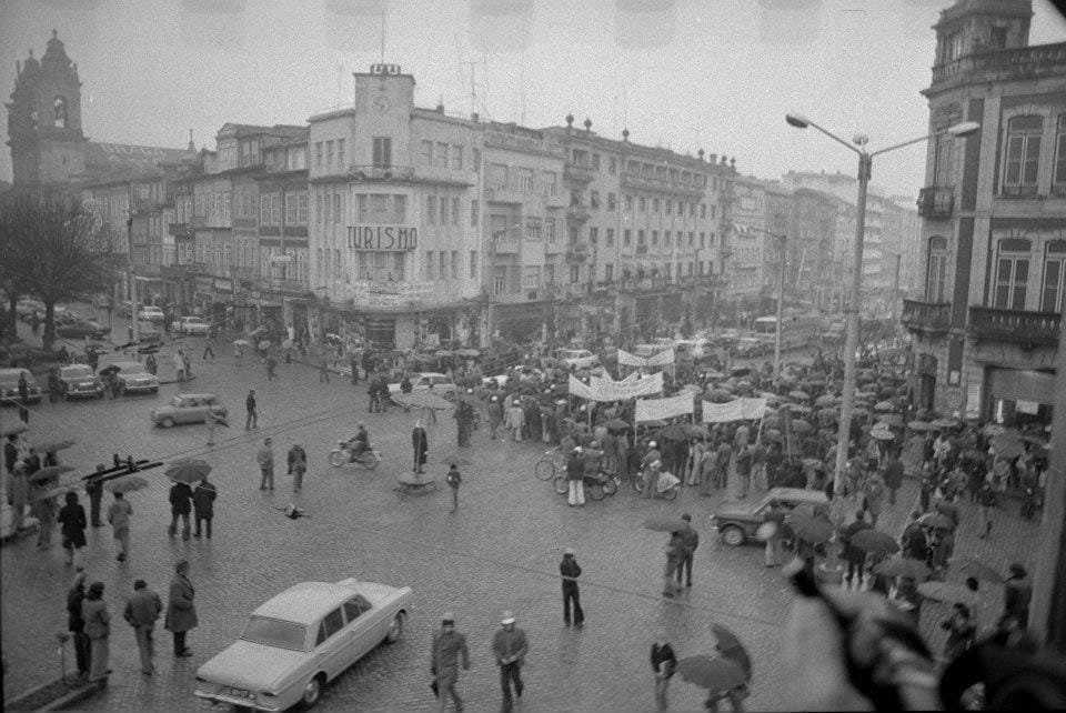 Braga: Fotografias de José Delgado mostram os dias pós 25 de abril na capital do Minho 10255366 648869345179997 1687119419077144941 n