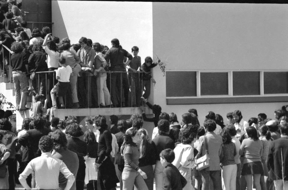 Braga: Fotografias de José Delgado mostram os dias pós 25 de abril na capital do Minho 10259932 649540108446254 3345389081975245423 n