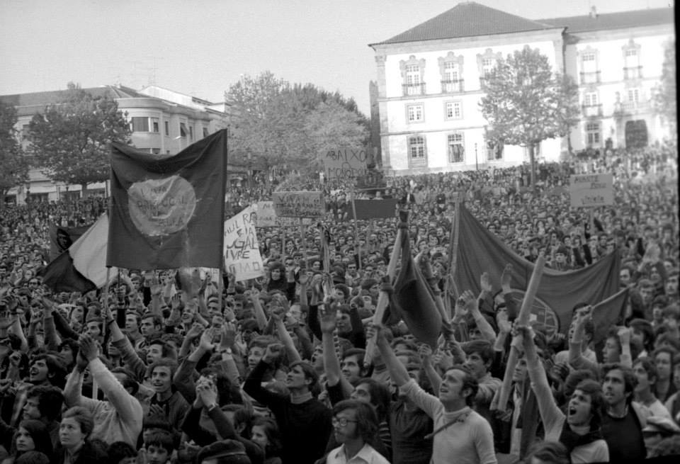 Braga: Fotografias de José Delgado mostram os dias pós 25 de abril na capital do Minho 10261997 648867921846806 4124841893782881341 n