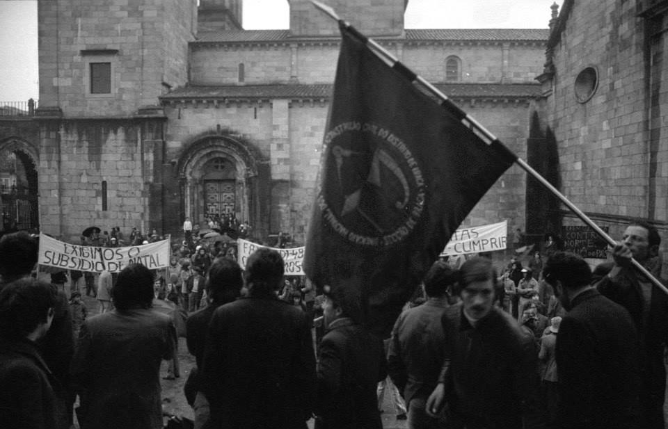 Braga: Fotografias de José Delgado mostram os dias pós 25 de abril na capital do Minho 10273788 649540718446193 38269631113231055 n
